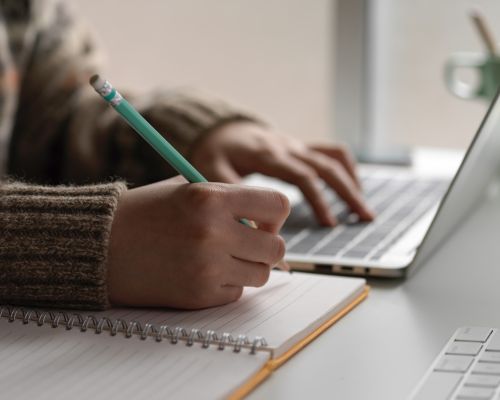 Employee from Devizone Digital is writing copywriting script for a client