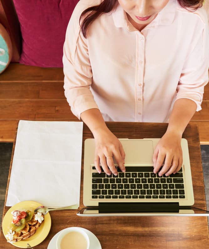 copywriter working in cafe